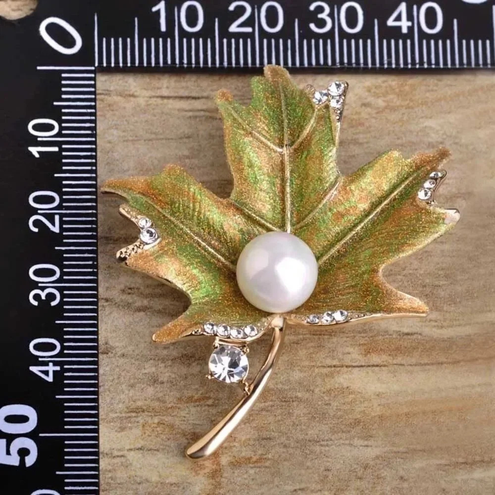 VQ Gold-Green Maple Leaf Brooch - Picture 3 of 6